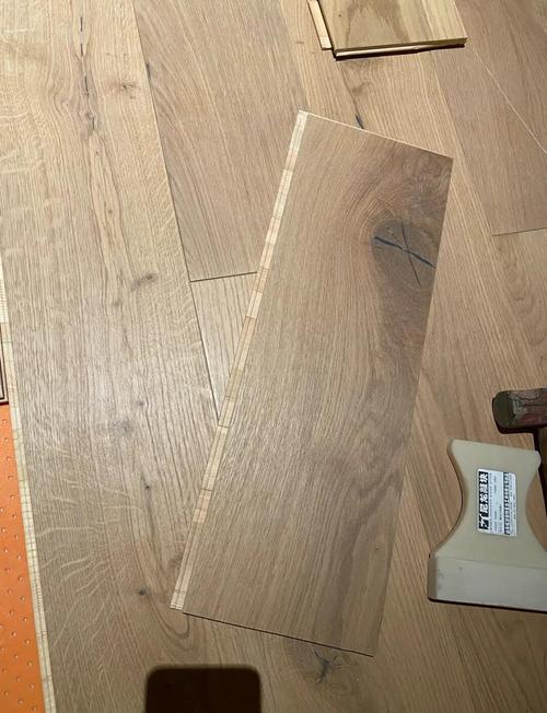 自己重铺地板需要准备哪些工具？